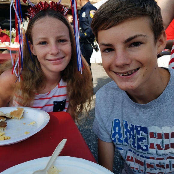 Meet your Posher, Nicole - Picture 2 of 4